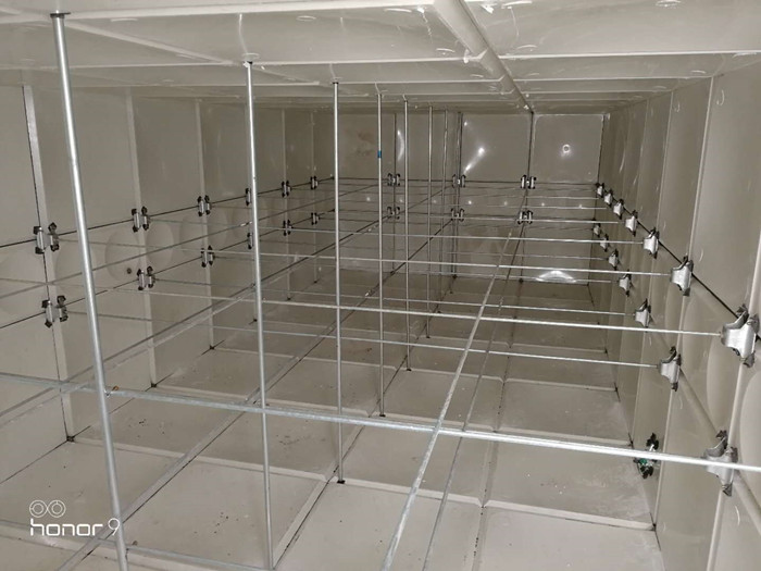 玻璃鋼水箱內(nèi)景.jpg 玻璃鋼水箱內(nèi)景.jpg